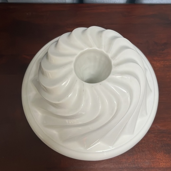 Vintage White Circular Kitchen Mold Swirl Pattern Ironstone? Amazing condition - Picture 5 of 13